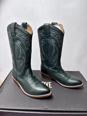 Frye Billy Pull On Deco Stitch Heeled Boots in Pine Size 8 New in Box